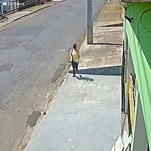 Elenise y Leandro llevaban tiempo separados, pero cuando él consiguió nueva novia la mujer se llenó de celos. Tomó una 9 mm. y fue hasta donde su ex esposo para vengarse. Entró en su lugar de trabajo dispuesta a cumplir su objetivo: Terminar con los tórtolos allí mismo… | El Enigma