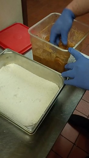 Frying up our crispy, crunchy, goodness, known as The Vamp’d Platter! Come get a taste! #eatdrinkrock #countsvampd #lasvegasbarfood | Count's Vamp'd