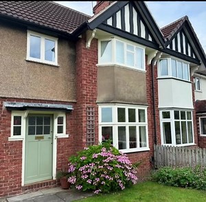 A stunning #BeforeAndAfter of our Residence 9 windows in a beautiful Clotted Cream finish. 😇 Designed as the ultimate #TimberAlternative, our R9 windows seamlessly combine modern innovation with timeless, historic charm. ✨ 🛠️Installed by Property Envisions ⚒️Fabricated by York Trade Windows To start your #residencejourney, please visit our website: https://eu1.hubs.ly/H0c0Vc20 #residencecollection #residence9 #timberalternative #timberreplacement #windows #windowsanddoors #woodgrain #conservat