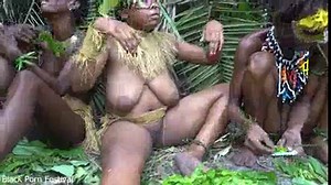 Ragazze di tribù africane che preparano medicine nude nella foresta mentre io immaginavo di scoparle proprio lì