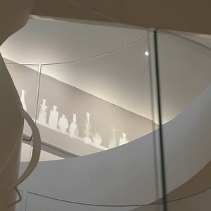 L'artiste italien Claudio Parmiggiani dévoile ses "Delocazione" à la galerie Tornabuoni Art ✨👉 https://bit.ly/claudioparmiggiani | Beaux Arts magazine