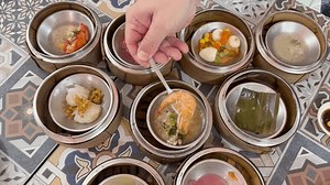 Tay phục vụ tôm dim sum: Video có sẵn (100% miễn phí bản quyền) 3914320241 | Shutterstock
