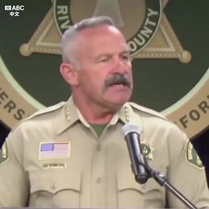 加州里弗赛德县治安官查德·比安科（Chad Bianco）在新闻发布会上透露，上周六（10月12日）在共和党总统候选人唐纳德·特朗普的加利福尼亚州集会附近的安检站被捕，并被发现持有上膛枪支、多本护照和一个假车牌，他面对枪支指控。据介绍此名嫌疑人叫做维姆·米勒（Vem Miller），现年将近50岁。他被认为是可能第三次要暗杀特朗普的嫌疑人。 | ABC中文 | Facebook