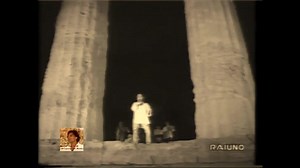 MANGO, 1994, "GIULIETTA" La nostra passione fluviale passò e i ponti intontiti lasciò Giulietta veronese treccina livornese Le nostre abitudini al di sopra di noi rivivono insieme così che le si vede spesso andare a spasso insieme La mia maniera con il modo tuo di fare cammina un guizzo muscolare e un battito di cuore vicini Ami e gli amori sono momenti Amo e gli allontanamenti tormentosi fanno strage di noi Giulietta messinese bellina milanese Ami tutti i sentimenti tu chiami e bei fiatoni ne f