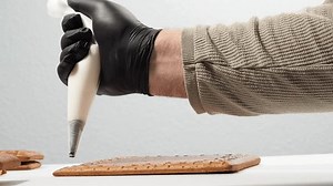 Weihnachtsbrot in Form eines Hauses. Anbau: Stockvideos & Filmmaterial (100 % lizenzfrei) 3392928993 | Shutterstock