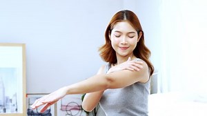 Une jeune femme asiatique applique de : vidéo de stock (100 % libre de droit) 1089705725 | Shutterstock