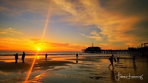 5K views · 753 reactions | Santa Monica Beach glows under a vibrant Sunday sunset, silhouetting onlookers against the Pacific's shimmering canvas. A moment of coastal serenity caps off the week. #SantaMonicaSunset #CoastalCalm  @fabianlewkowicz | Santa Monica Close-up | Facebook