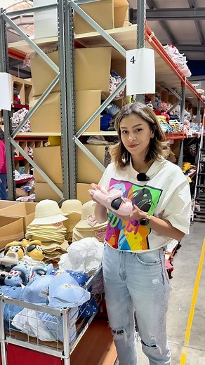 Noii papucei pentru copii de la MiniKids! Cu o gamă largă de culori vibrante și modele haioase, acești papucei sunt perfecți pentru micuțul tău. Asortează-i cu șepcuțe trendy pentru băieți sau cu pălării adorabile pentru fetițe, ideale pentru zilele însorite de la plajă. Vizitează minikids.ro pentru a explora toate combinațiile și a găsi perechea perfectă! #minikids #minikidsromania #hainedecopii #fete #bebeluși #baieti #minikidsbucuresti #hainebebelusi #hainenounascuti #hainecopii #plaja #vara 