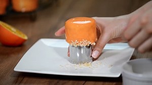 orangefarbener Mini-Kuchen mit Nüssen: Stockvideos & Filmmaterial (100 % lizenzfrei) 1007344072 | Shutterstock