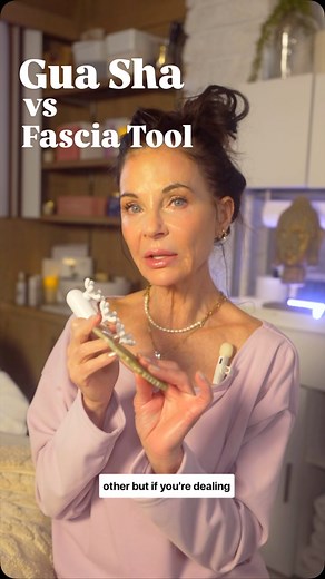Confused about when to use a gua sha vs. a fascia tool? They both support sculpting and lymph flow — but they serve different purposes. ✨ Use gua sha when your face feels puffy — it helps move lymph and reduce swelling, but results are often temporary. Great for quick depuffing and glow. 💆‍♀️ Use a fascia tool when you’re dealing with tension, jaw tightness, or facial widening. This goes deeper — releasing muscle tension and reshaping facial structure over time. This is especially helpful for o