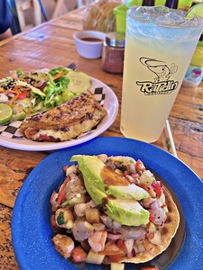 Tostada de camarón, quesadilla de marlin y una limonada por 135 pesos en Mariscos el Rapidín #mariscos #camarones | Miguel Montoya Legado