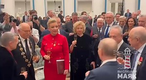 105K views · 6.5K reactions | ❤️Putin entrego un regalo de cumpleaños a la portavoz del Ministerio de Exteriores ruso, Maria Zakharova, en honor a su cumpleaños, y ella entregó al presidente de Rusia uno a cambio. | Españoles amigos de Rusia | Facebook