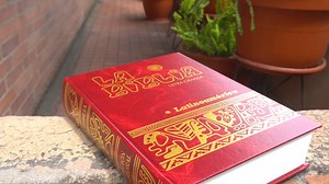 👉 https://bit.ly/2OQAQaI 👈 🧡 ¡Ya está disponible! ¡la Biblia Latinoamérica letra grande! La Biblia Latinoamérica, edición pastoral, más conocida como Biblia Latinoamericana, es una traducción católica de la Biblia al español realizada en Chile con un equipo dirigido por los sacerdotes Bernardo Hurault y Ramón Ricciardi. Es una edición orientada al servicio pastoral y con un lenguaje fácil de comprender. Características: 1) Imprimátur Conferencia Episcopal Ecuatoriana. 2) Traducción realizada 