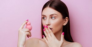 A sminkszivacsod a baktériumok bulihelye, mondom, hogyan tisztítsd!