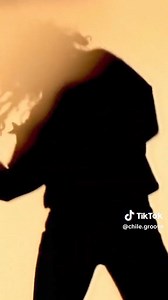 Mick Hucknall celebra 64 años Hucknall nació en Denton, Gran Mánchester, como hijo único. Su madre lo abandonó cuando tenía tres años; este evento lo motivó a escribir la canción "Holding Back the Years". Fue criado por su padre, Reg, un barbero de Stockport.​ Estudió en Audenshaw School Sigue acaparando las miradas allá donde va, con su gafas de camuflaje y sus rizos rojos. Pero Mick Hucknall ha cambiado de piel a los ahora 60 años. Atrás quedó su fama de impenitente "playboy" al frente de los 