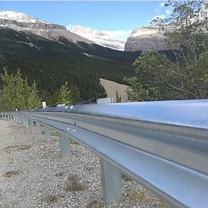 [Hot Item] Traffic Safety Barrier W Beam Guard Rails Protecting Road Highway Guardrail