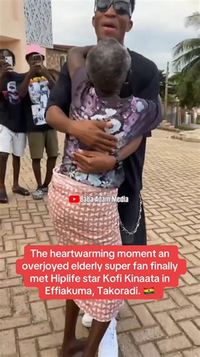 The heartwarming moment an overjoyed elderly super fan finally met Hiplife star Kofi Kinaata in Effiakuma, Takoradi. #KofiKinaata #Hiplife #Takoradi #Effiakuma #GhanaMusic #GhanaEntertainment | Ghana Artists Club