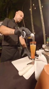 Una cerveza chelada hecha por Ángel siempre será una buena idea, ven a visitarnos este 23 de junio para disfrutar nuestra Noche Blanca Mexicana🇲🇽🍻 | Hotel Terraza del Pacifico