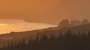 Ditë të mbarë ☀️ nga Livadhi në Himarë, me pamjet nga mëngjesi deri në perëndim, duke ofruar një eksperiencë magjike për të gjithë pushuesit 🏖️🐚🌅⛵️👒😎 | Mirela Kumbaro Furxhi