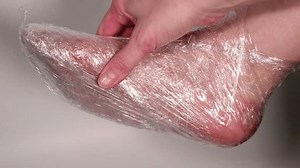 Mujer envolviendo su pie en película: video de stock (totalmente libre de regalías) 1108909263 | Shutterstock