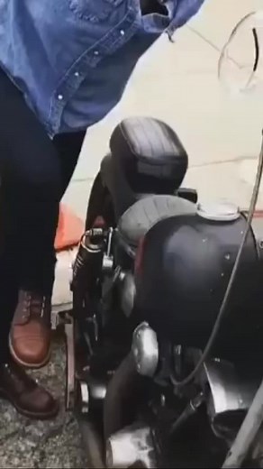 Biker girl gets motorcycle kickstart kick back !!! . . . #harleydavidson #motorcycle #motorbike #bikelife #chopper #sportster #harley #biker #chopperlife #reelsfbシ #custombike #fbreelsfypシ゚ #fbreelsvideo #motorider #mototrip #kick #sportster #harleydavidsonoldschool #harleyoldschoo #bikergirlKung | Our Weekend Days