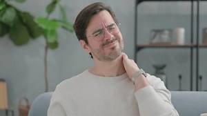 Портрет молодого человека с болью в: стоковое видео (без лицензионных платежей), 3625049179 | Shutterstock