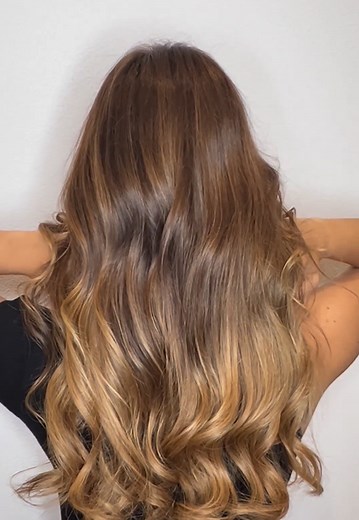 Preferujesz bardziej naturalny wygląd? Wybierz delikatne brązy lub blondy! hairtalk daje Ci możliwość eksperymentowania i tworzenia unikalnego wyglądu. 💆🏼‍♀️ 🤎 praca: @nczerniejewska_studio #hairtalk | hairtalk Poland