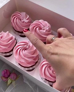 2D Stainless Steel Icing Tip Description Let your creative side bloom! Make stunning icing flowers look easy with this must-have decorating tip. Pipes large drop flowers, rosettes and swirls in a snap for beautifully decorated cakes, cupcakes and cookies. An essential tool for decorators. Works with standard decorating bags and large sized coupler. Made of stainless steel and engraved with its number for easy identification; holds up to years of use. Top-rack dishwasher safe. Specifications Idea