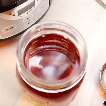 Crock-Pot Root Beer Moonshine with FREE PRINTABLE! This makes a great gift or a fun adult root beer float! [Low Cholesterol, Low Fat, Low Sodium ] Get the full recipe & instructions here>> https://crockpotladies.com/crockpot-root-beer-moonshine/ | Crock-Pot Ladies