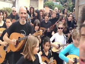 Les élèves de la classe de mandoline du conservatoire de Marseille ont de grandes chances de devenir un jour de super musiciens parce qu'ils apprennent à JOUER de la musique ! (bon faut dire qu'ils ont un super prof qui lui même a eu un super prof ;)) "La Vie Cajun" Etude nº1 en La mineur Von Feloche (yeah; au programme dès la première année de conservatoire !!) Am Am Dm Dm Am Am E7 E7 "Oh la vie me joue des tours Essaie de faire la peau A mon rêve éveillé Qui rit sous mon chapeau" | Feloche