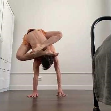 Man Shows Mind-Blowing Flexibility While Performing Contortion Tricks - 1200043