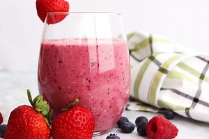 Breakfast Berry Oat Smoothie with Coconut Milk