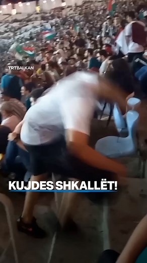 2.4K views · 21 reactions | Tifozët e futbollit u penguan në të njëjtën shkallë të stadiumit në stadiumin Maracana në Brazil përpara një ndeshjeje të Kupës së Brazilit më 31 maj. | TRT Balkan Albanian | Facebook