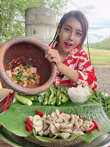 Eat intestine pork salad delicious | Primitive TV