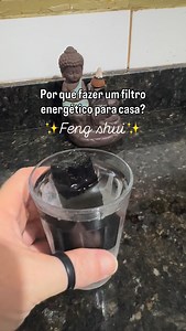 ✅ Leia a legenda ⬇️ Fazer um filtro energético para a casa de acordo com o Feng Shui é importante para absorver vibrações negativas, renovar o Chi (energia vital) e trazer leveza ao ambiente. Quando a casa “pesa” ou a energia estagna, isso afeta diretamente o bem-estar e o humor dos moradores. ✨Os principais benefícios do filtro energético: ✅ Identificar e Limpar a “Energia Pesada”: O filtro age como um “termômetro energético”. O acúmulo de energia negativa pode vir de brigas, doenças, estresse