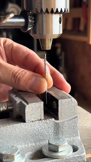 How to drill a hole in the center of a dowel. #jig #woodworking #diy #woodworkingtips | WooderCraf