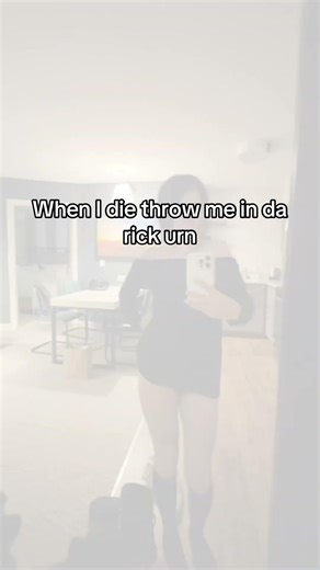 Ik it’s not an actual urn b4 y’all come 4 me
