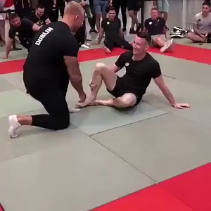 BJJ vs bodybuilder. We love this, except when BJJ gets lifted, that's...