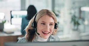Mujer, auriculares y hablar con sonrisa: video de stock (totalmente libre de regalías) 3770244113 | Shutterstock
