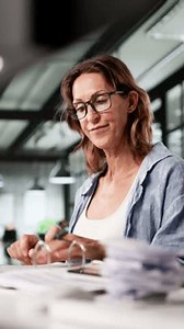 Auditor Vrouw doet onderzoek naar financiële: stockbeeldmateriaal en -video's (rechtenvrij) 3802164601 | Shutterstock