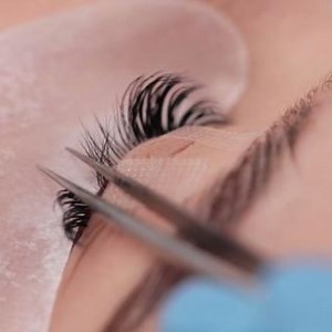 RUSSIAN VOLUME LASH EXTENSION COURSE Designed to teach you how to apply Russian Volume Eyelash Extensions. This course provides you with the techniques and understanding needed to develop your skills as you become a qualified lash therapist. Taught by industry professionals, this education course focuses on instantly creating a dramatised eye for your clients to include the infamous amount of 3,4,5 and 6D effects. This intensive one-day diploma course is accredited by ABT and has a recognised qu