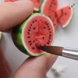 Que miniatura você gostaria que a @strawberrypuffcake fizesse? #miniatura #polymerclay #miniature | NOO