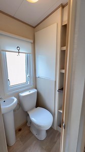 🏡 Abi BEACHCOMBER – domek angielski / holenderski nr M834 ✨ Nowość w naszej ofercie! Super wyposażony, gotowy do zamieszkania od zaraz! Szukasz komfortowego domku, który możesz ustawić na działce i korzystać od pierwszego dnia? Ten model spełni Twoje oczekiwania. 📐 Wymiary: 3,72 x 11,5 m 🛏 2 sypialnie – wygodna przestrzeń dla rodziny lub gości 🛁 2 łazienki – maksymalny komfort i prywatność 🛋 Przestronny salon z aneksem kuchennym – jasne, funkcjonalne wnętrze z pełnym wyposażeniem ✨ Domek w