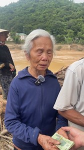 20K views · 426 reactions | TƯƠNG DƯƠNG - Cụ bà 90 tuổi nghèo khổ rơi nước khi nhận quà CỨU TRỢ... | Hà Huy Khánh Channel | Facebook