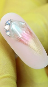 11 reactions | Model ultra rapid?  Ai nevoie doar de câteva produse pentru a obține acest design: ✅ noul gel Sens 3D Stream Decor ✅ paleta de pigmenți Shimmer ✅ câteva cristale pentru un plus de strălucire Urmărește videoclipul până la final și descoperă cât de simplu este! 朗  by @andreifritea.nailart . . . #crystalnails #crystalnailsromania #nailart #nailtrends #nailsofinstagram #instanails #design #naildesign | Crystal Nails România | Facebook