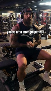 More strength = More muscle = More Tone, energy and Fat loss potential ✅💪🏽 This is a simple potentiation technique. Here’s the science behind it: 1. ✅ Technique Primer: Starting with 50% of your working weight allows you to dial in form, movement pattern, and muscle activation — especially under control. Think of it as a “neuromuscular warm-up.” 2. ⚡ Heavy Overload Without Fatigue: Using a load slightly heavier than your working set for just 3–4 explosive reps wakes up your central nervous sys