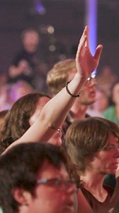 Wie kannst du deinen verfolgten Geschwistern helfen? Ganz einfach: Du kannst für sie beten! Das Erste, worum sie uns bitten, ist unser Gebet - denn es hat Kraft und bewirkt Wunder. Deshalb: Sei am 13. November mit deiner Gemeinde beim Weltweiten Gebetstag für verfolgte Christen mit dabei! Vereine dich mit Christen in ganz Deutschland im Gebet und stärke unsere verfolgten Geschwister! Dieses Jahr liegt der Fokus auf Kolumbien🇨🇴 und Afghanistan🇦🇫. Falls deiner Gemeinde das Material für euren G