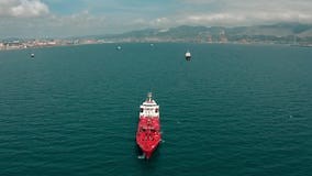 Toma Aérea De Puerto Con Contenedor De Carga Anclado Almacen De Video - Vídeo de negocios, exportación: 247788439