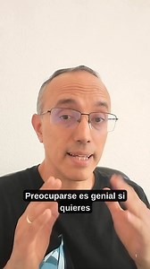 💭 Preocuparse… Ese mal hábito que nos arruina el presente por algo que tal vez ni pase. ¿Y lo más triste? Cuando pasa, casi nunca era tan grave como lo imaginaste. Hoy quiero decirte algo simple: Deja de sufrir por adelantado. Vuelve al presente. Ahí es donde están las respuestas. Ahí es donde está tu paz. 👉 Comparte si tú también estás aprendiendo a soltar. #PreocupaciónMental #FrasesDeVida #DejaIr #AnsiedadCrónica #RespiraProfundo #CambiaTuMente #SufrirMenos #VivirMejor #DesarrolloHumano #fi