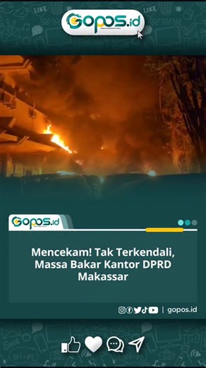 Suasana di kantor DPRD Kota Makassar berubah mencekam pada Jumat malam, 29 Agustus 2025. Aksi massa yang mengepung gedung wakil rakyat itu bertindak anarkis dengan membakar sejumlah kendaraan, bahkan merangsek ke dalam area kantor dan melalap sebagian bangunan dengan api. #demo #makassar | gopos.id